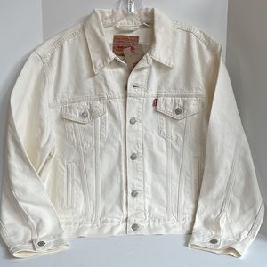 NWT Levi’s Ex Boyfriend Trucker cream colored jean jacket size XL